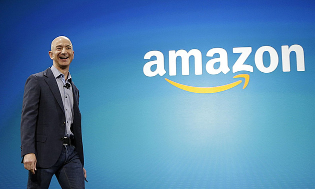 Akcie Amazonu rostou. Bezos toho využívá a za miliardy dolarů je odprodává