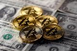 Cena bitcoinu je na dvouměsíčním minimu. Pád kryptoměny ovlivňují volby v Británii, Francii a USA
