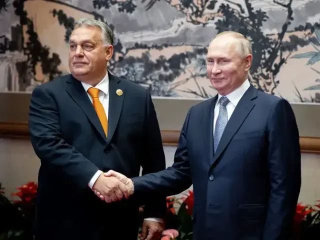 Orbán v pátek letí do Moskvy za Putinem. „To nemůže být pravda,“ diví se Tusk