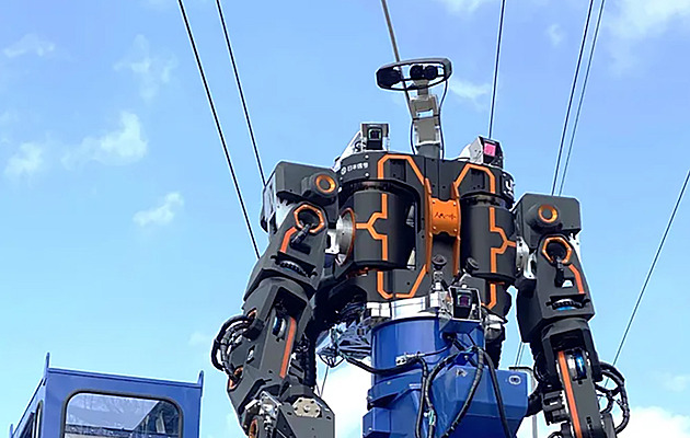 Robot jako z Transformers udržuje japonskou železnici. Nejlíp stříhá i natírá
