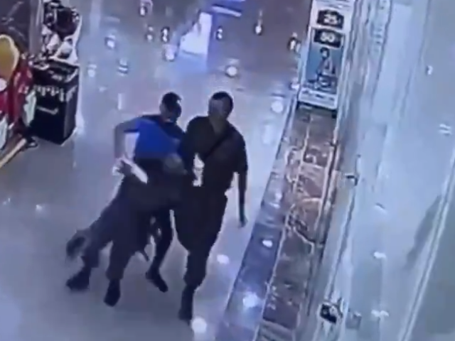 VIDEO: Útok nožem v obchodním domě. Útočníka zastřelili, jeden pobodaný zemřel
