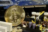 Bitcoin pokračuje v propadu, klesl pod hranici 55 000 dolarů