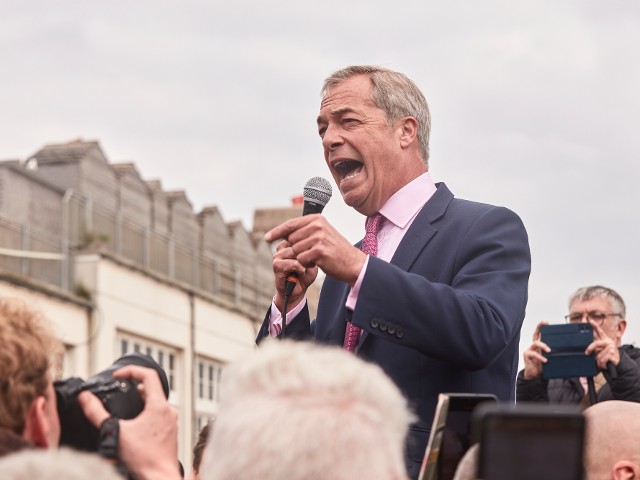Farage ve volbách sahal po stovce křesel, získal čtyři. „Změníme volební systém,“ řekl