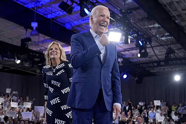 „Kandiduji dál a znovu zvítězím,“ odpověděl Biden na pochyby o jeho stavu