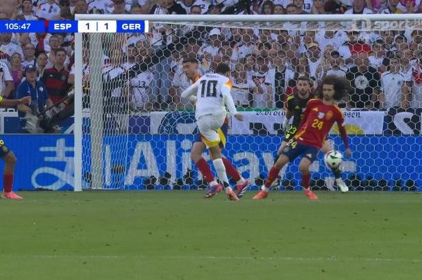 

Moment utkání Španělsko – Německo: Neodpískaná penalta za ruku Cucurelly (106. min.)

