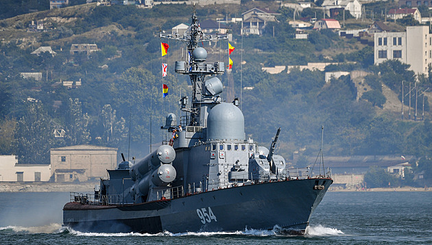 Ruské lodě opouštějí Krym. Sevastopol je už pro ně neudržitelný, míní Ukrajina