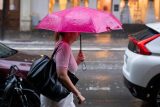 Tropické teploty v Česku v sobotu vystřídají bouřky s větrem a kroupami, varují meteorologové