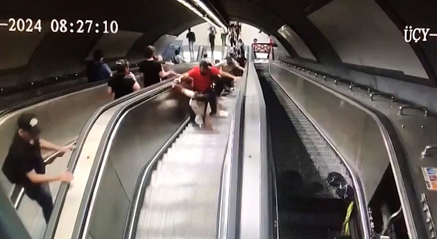 VIDEO: Eskalátor v tureckém metru se rozjel opačně a ještě zrychlil. Lidé padali