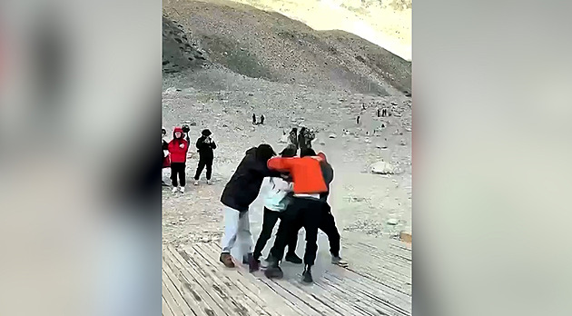 VIDEO: Turisté se na Everestu poprali o místo na fotce, zasahovala policie