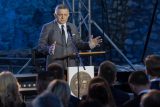 ‚Mírových iniciativ není nikdy dost.‘ Fico v prvním vystoupení na veřejnosti od atentátu pochválil Orbána