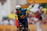 Pokuta za polibek manželce. Cyklista Bernard zaplatí na Tour 5000 korun za ‚poškození image sportu‘
