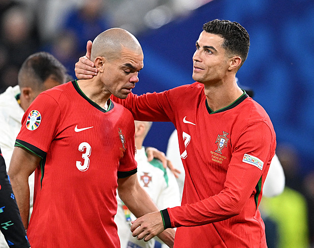 Ronaldo objímal Pepeho, ten neudržel slzy. Rozloučí se oba s reprezentací?
