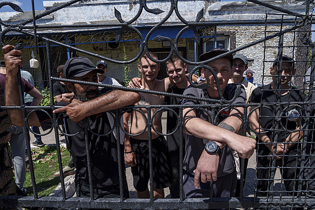 Vrátit se jako hrdina. Ukrajina už cvičí vězně, kanibaly jako Rusko nebere