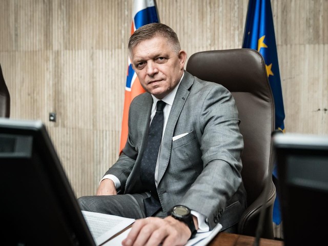 „Drahá progresivně liberální média a opozice, promiňte, že jsem přežil, ale jsem zpět.“ Fico se ujal vlády