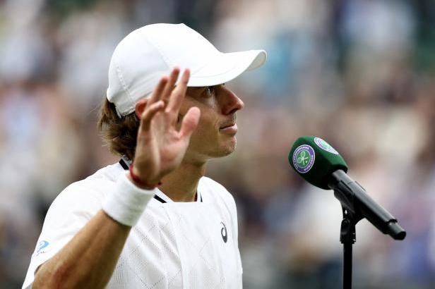 

De Minaur odstoupil z Wimbledonu kvůli zranění kyčle, Djokovič jde dál bez boje

