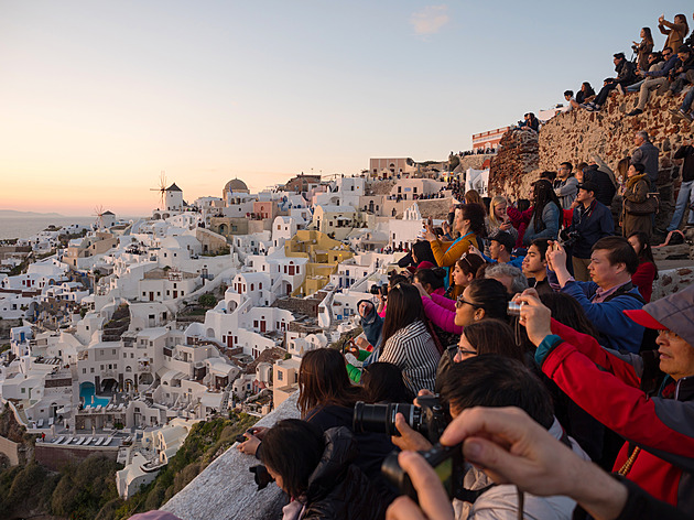 Turisté rozdělili Řecko. Někde proti nim bojují, jinde se je snaží přilákat