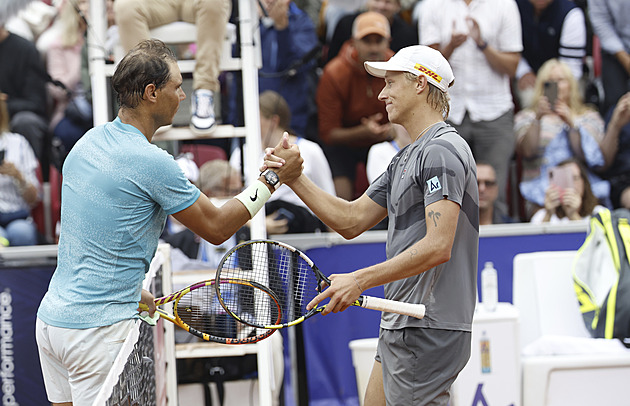 Nadal v Bastadu zvládl návrat i ve dvouhře, v prvním kole porazil Borgova syna