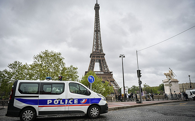 V Paříži vjelo auto na terasu baru, jeden člověk zemřel