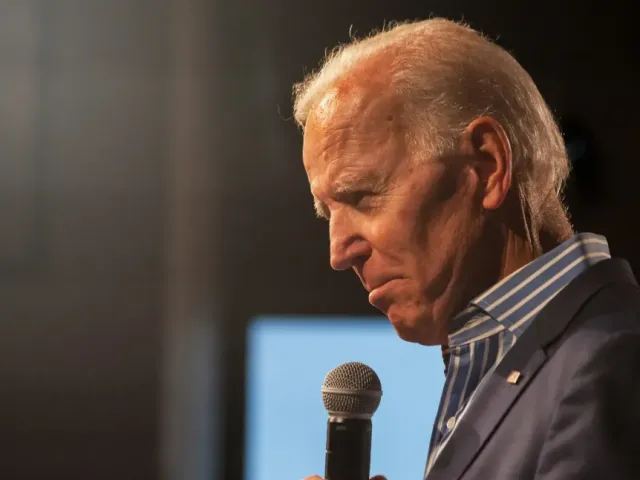 Joe Biden měl pozitivní test na covid-19, má kašel a rýmu a je celkově malátný