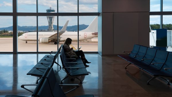 Letiště po celém světě hlásí výpadky systémů. Odlety se zpožďují i v Praze