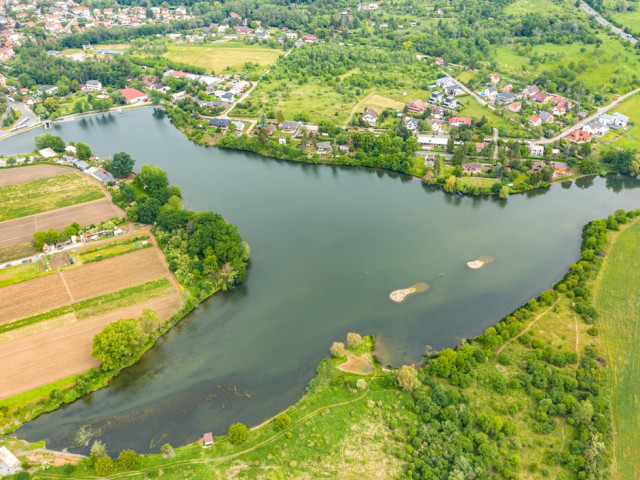 Pražští hygienici zakázali koupání v kunratickém rybníku Šeberák. Kvalita vody je příliš špatná