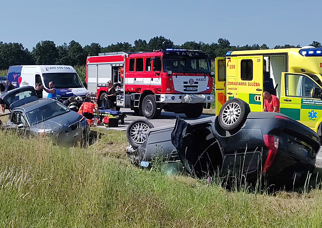 U Třeboně řidiče při předjíždění zaskočilo odbočující auto, zranilo se pět lidí