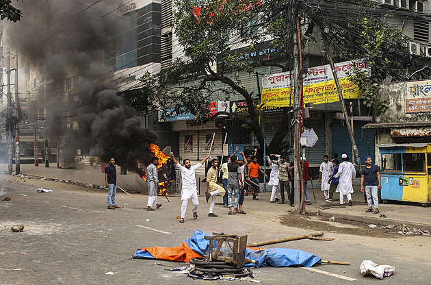 V Bangladéši se bouří studenti, zapálili věznici. Dosud zemřelo přes 100 lidí