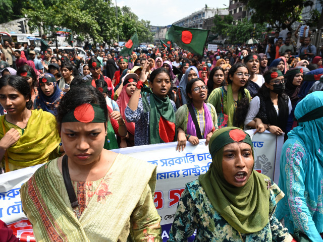 Vláda povolala armádu. V Bangladéši si studentské protesty vyžádaly už přes 100 obětí