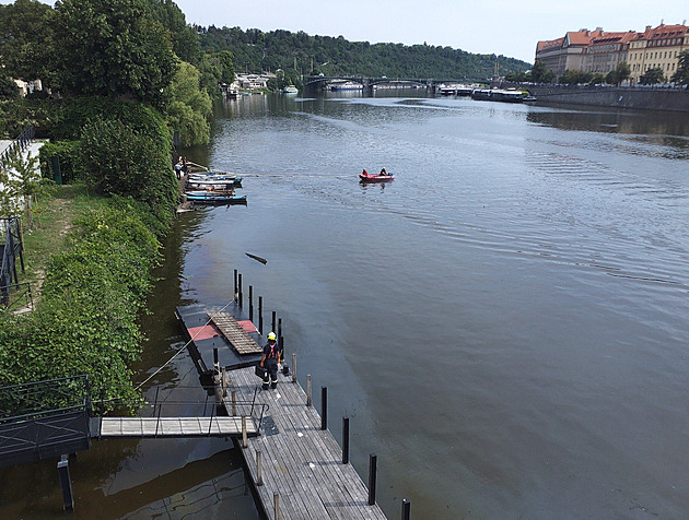 Do Vltavy v Praze zřejmě unikla nafta, na místě zasahují hasiči