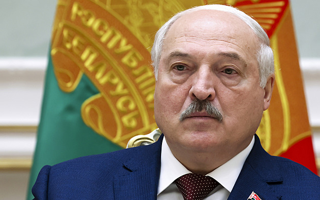 Lukašenko slaví 30 let moci, chtějí jej vyznamenat. Blahopřál mu i Putin