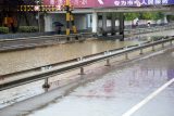 Při zřícení dálničního mostu v Číně zemřelo nejméně 11 lidí, dalších více než 30 se pohřešuje