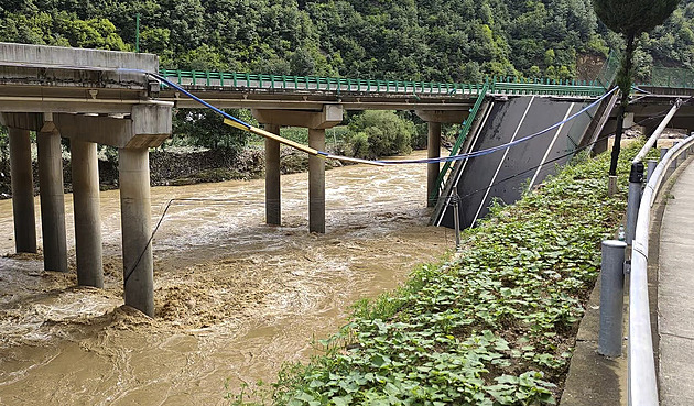 V Číně se kvůli povodním zřítil dálniční most. Zemřelo nejméně 11 lidí
