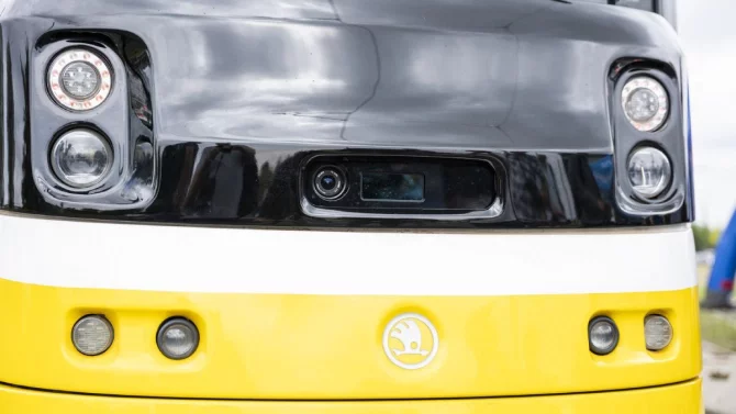V Plzni začala jezdit chytrá tramvaj připojená na 5G, cílem je vyvinout jí plně autonomní