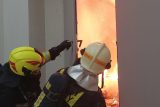 Při požáru bytového domu v Jičíně zemřel člověk, dva lidé mají vážná zranění