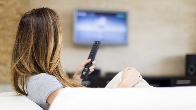 Češi tráví v létě před televizí méně času, ale pořád přes tři hodiny