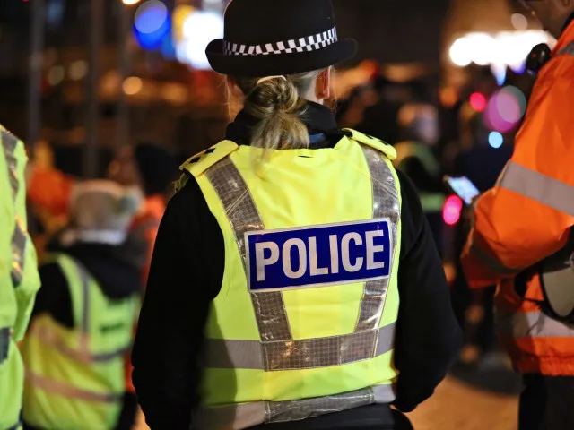 VIDEO: Tvrdý zákrok policie rozdělil Británii. Demonstranti pak provolávali muslimská hesla