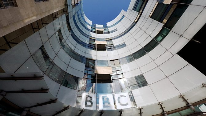 BBC šetří a zeštíhluje. Ohlásila propuštění dalších 500 lidí