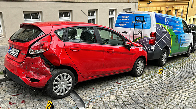 Opilá řidička v Praze nabourala zaparkovaná auta, nadýchala přes 2,5 promile