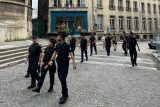 Paříž připomíná obrněnou pevnost. Bezpečnostní opatření vylidnila ulice, vstup do centra je omezený