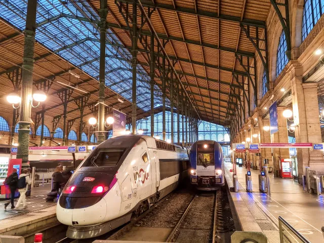 Pařížská nádraží v noci čelila žhářským útokům. Doprava před olympiádou je silně narušena