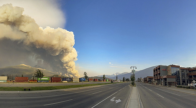Požáry v Kanadě už zachvátily město Jasper, polovina může lehnout popelem