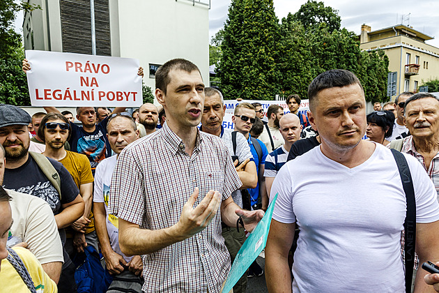 Ukrajinští muži v Česku reptají, před ambasádou se dožadovali svých pasů
