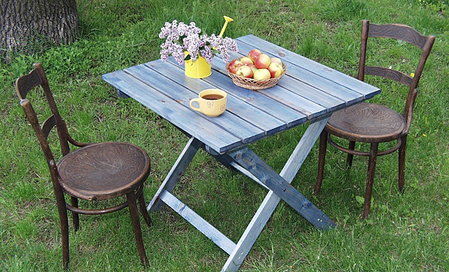 Už žádný plast. Vyrobte si zahradní dřevěný stolek. Rychle a jednoduše