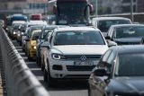 Výjezd z Prahy komplikuje nehoda na D1. Tvoří se kolony, policie žádá řidiče, aby se místu vyhnuli