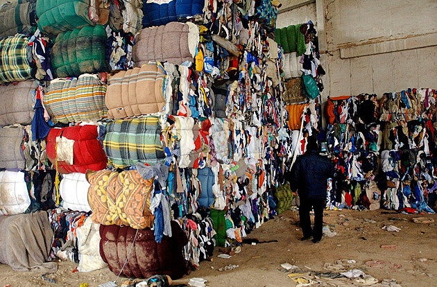 Češi ročně vyhodí tisíce tun textilu. Zrecykluje se asi 15 procent, říká expertka