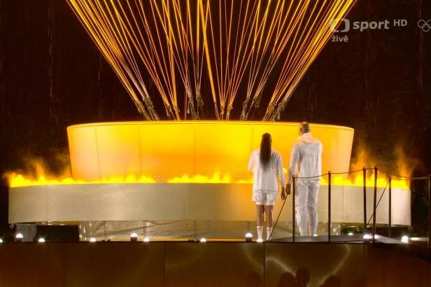 

Olympijský oheň společně zapálili Marie-José Pérecová a Teddy Riner

