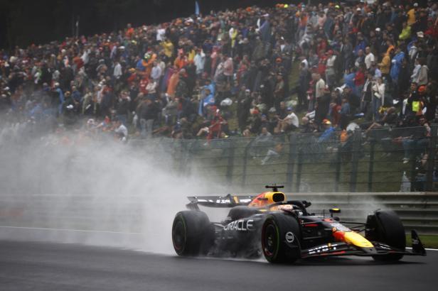

Verstappen byl v dešti nejrychlejší, pole position přesto patří Leclercovi

