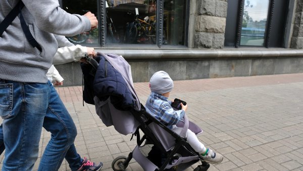 Mobil na hraní, aby dítě nekřičelo? "E-dudlík" je krátkodobě velmi efektivní, ale dlouhodobě vede k dalším záchvatům vzteku