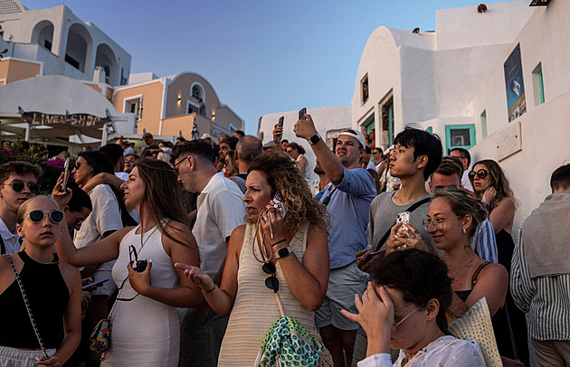 Výlet na přeplněné Santorini. Turisté tu hledají dokonalost v mobilu