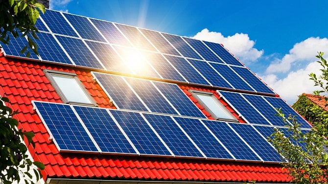 Fotovoltaických panelů přibývá. Jak na to reagují pojišťovny?